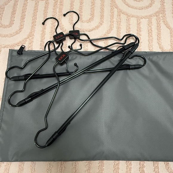 NWOT TUMI FOLDABLE GARMENT NYLON BAG WITH POCKET GRAY AND 3 TUMI HANGERS - Picture 2 of 11